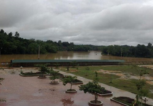 Nam sinh lớp 11 cứu sống thầy cô trong dòng nước lũ