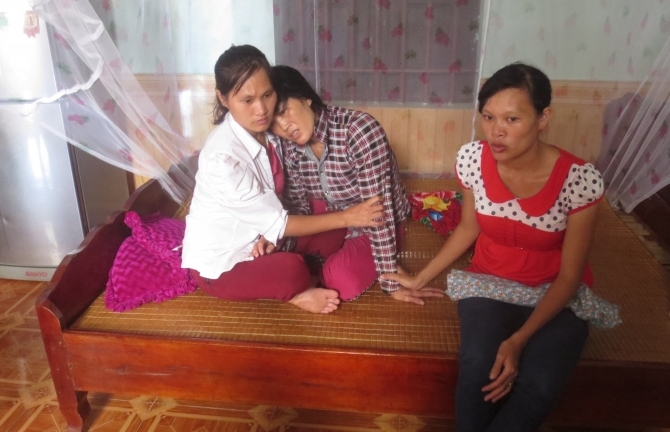 Xót xa tiếng gào khóc của người mẹ gọi con giữa dòng nước lũ