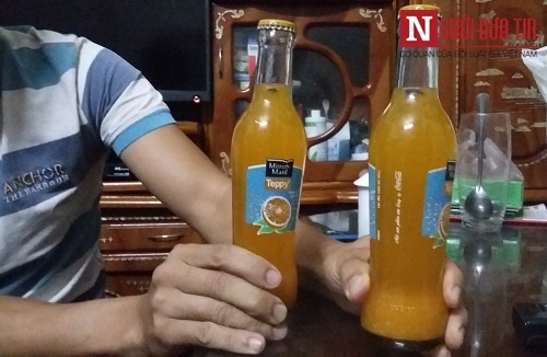 Vật thể lạ nổi lập lờ trong chai nước cam của Coca Cola Việt Nam