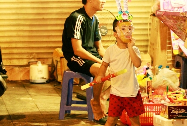 Trẻ khó thở, mẩn ngứa vì mặt nạ đồ chơi giá rẻ