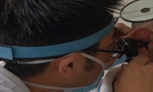 Kinh hãi khoảnh khắc kéo con rết khỏi ống tai một phụ nữ