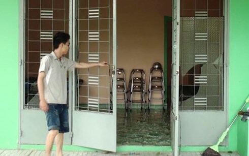 2 thanh niên cầm mã tấu lao vào nhà dân đập phá giữa ban ngày
