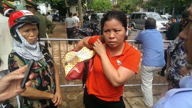 Sập nhà cổ tại Hà Nội: Dân hối hả chuyển dụng cụ thiết yếu ra nhà ở tạm