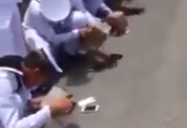 Lính Thái Lan phải tự đập vỡ điện thoại vì mang vào lớp học