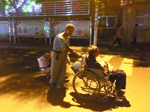 Cảm động cụ ông đi hơn 2000 km thực hiện nguyện ước cùng vợ bị liệt