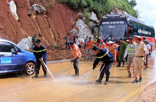 Sạt lở tại đèo Sơn La, Cảnh sát phun nước rửa đường để thông xe