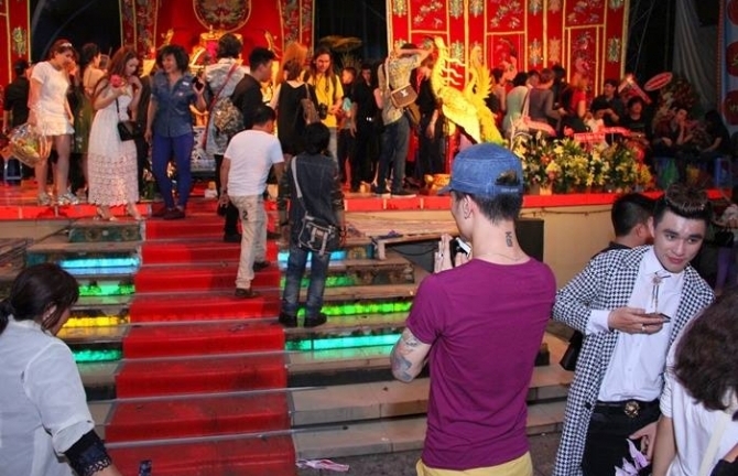 Kenny Sang đến thắp hương trong Lễ giỗ Tổ nghề sân khấu