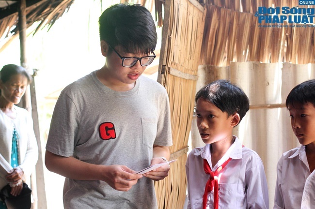 Hình ảnh đẹp của Đức Phúc khi đi từ thiện cùng team Mỹ Tâm