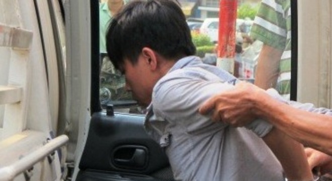 Cháu gọi bạn đến đập phá nhà bà ngoại vì mâu thuẫn