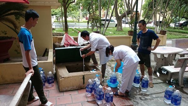 Vỡ đường ống nước: Bác sĩ xách nước, bệnh nhân xin về