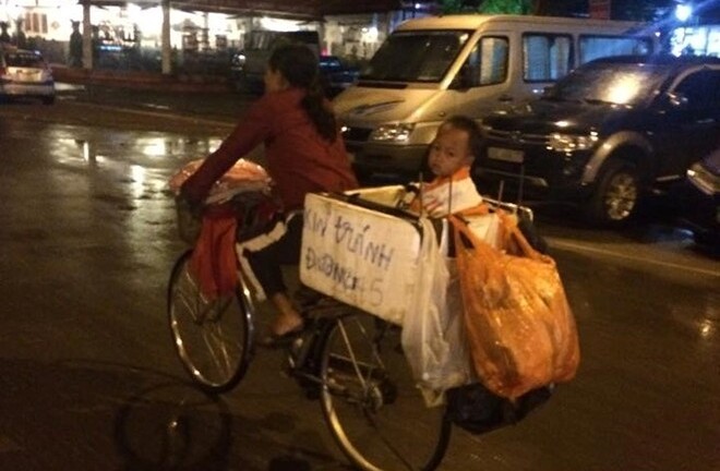 8X Hà Thành mang Trung thu đến với hai mẹ con vô gia cư