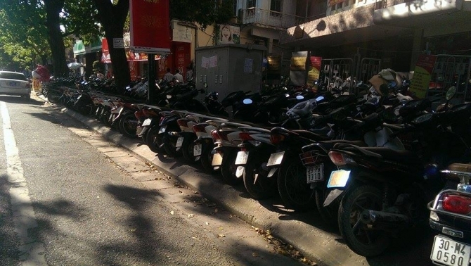 Vỉa hè thành bãi trông giữ xe: Không cần hỏi ý kiến dân?