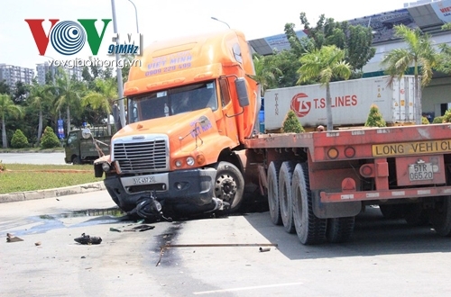 Tài xế lao xe container vào dòng người đang đứng chờ đèn đỏ ra trình diện