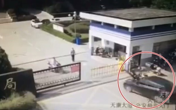 Kinh hoàng clip chồng cuồng ghen lái xe đâm tình địch và vợ