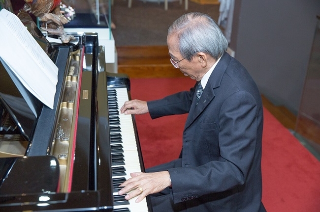 Lý Nhã Kỳ say mê tiếng dương cầm của Nguyễn Ánh 9