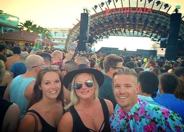 Clip nghỉ hè châu Âu của chàng thợ sửa ống nước cực đẹp trai gây bão