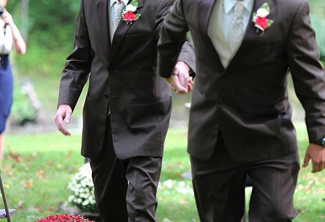 Xúc động cha đẻ nắm tay cha dượng đưa con gái vào lễ đường