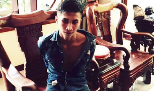 Bị cảnh sát bao vây, tên trộm cố thủ trên nóc nhà