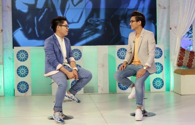 Đức Phúc gây chú ý khi vừa vẽ chibi vừa hát