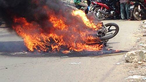 Ngã xuống đường, xe máy bỗng nhiên bốc cháy ngùn ngụt