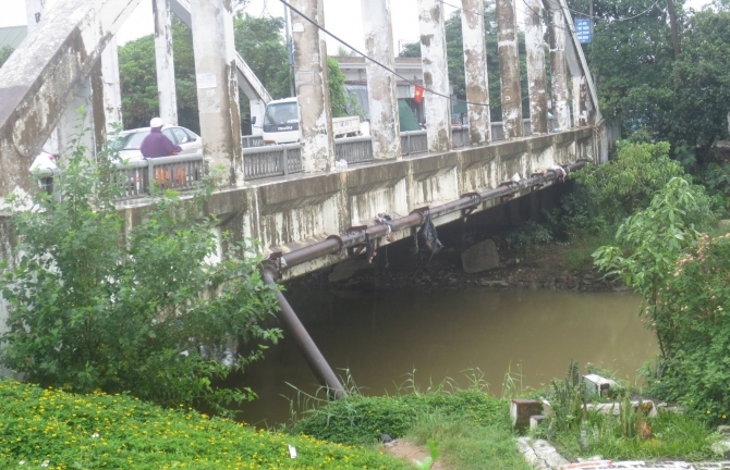 Đuối sức, người đàn ông vô gia cư chết gục cạnh bờ sông