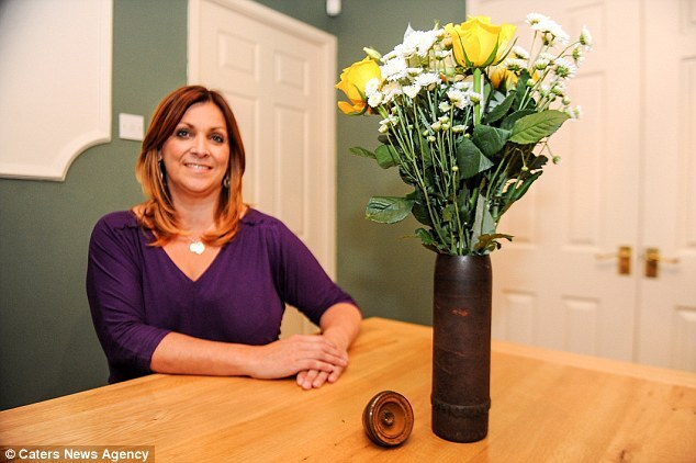 Tá hỏa phát hiện lọ cắm hoa suốt 30 năm qua là quả bom chưa nổ