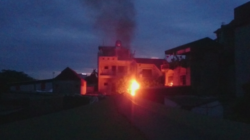 Cột điện chập cháy nổ, dân hoảng hốt bỏ chạy khỏi nhà