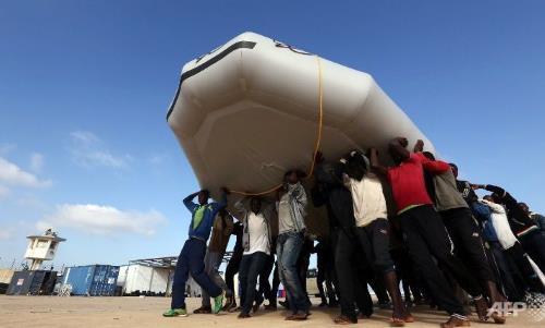 Cứu sống hơn 1.800 người di cư trôi dạt ngoài khơi Lybia