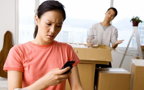 Quên tắt ghi âm điện thoại phát hiện chồng 