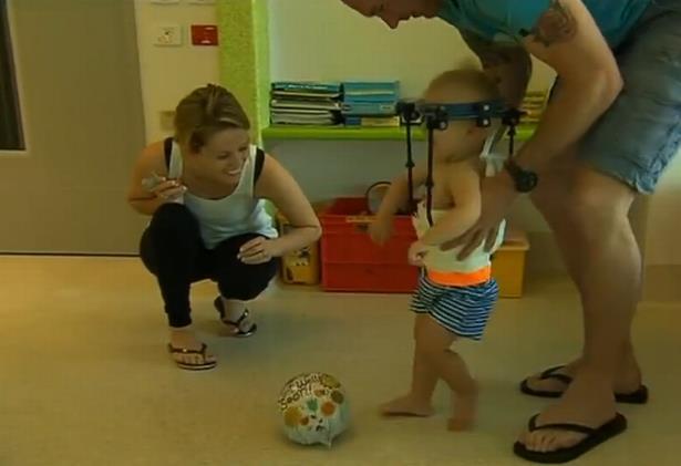 Phẫu thuật thành công bé 1 tuổi bị gãy rời đầu