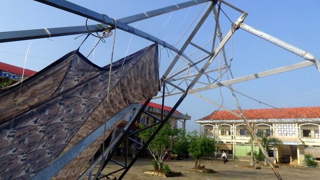 Sập mái che trường tiểu học do mưa lớn, 9 học sinh bị thương