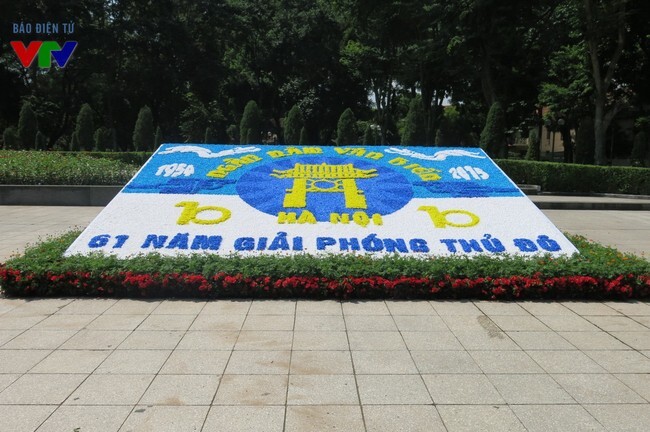 Đường phố Hà Nội rực rỡ cờ, hoa chào mừng 61 năm ngày giải phóng Thủ đô