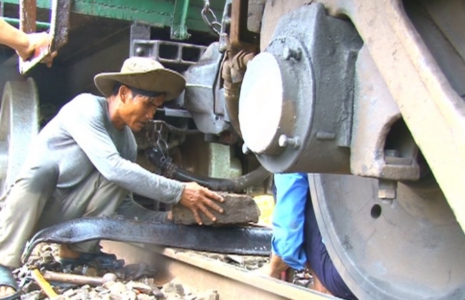 Tàu hỏa trật ray, đường sắt tê liệt 5 giờ