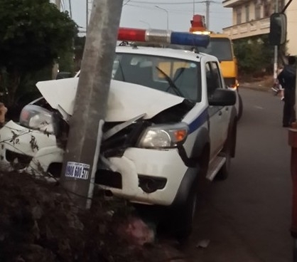 Ô tô CSGT húc cột điện vì truy đuổi cẩu tặc