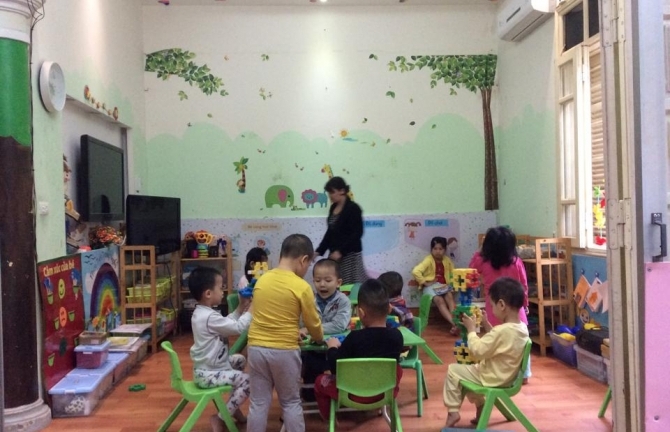 Giáo viên tát, giật đầu trẻ: Chỉ là cách để trẻ không nôn trớ khi ăn?