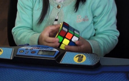 Bé gái 3 tuổi hoàn thành khối rubik chỉ trong vòng 47 giây