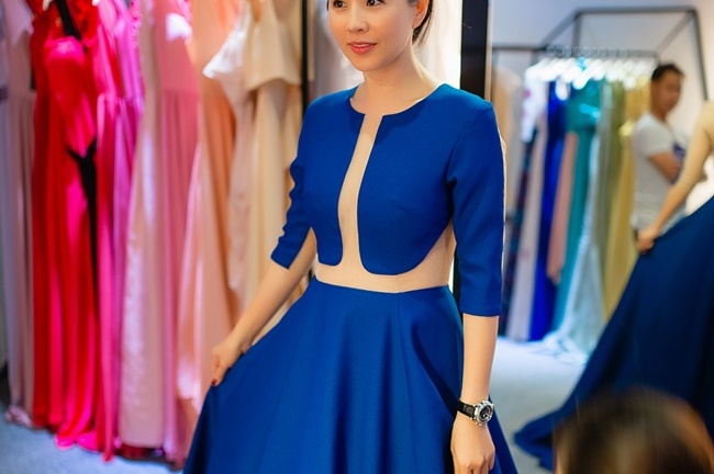 NTK Vincent Đoàn tự tay chỉnh sửa váy áo cho Hoa hậu Thu Hoài