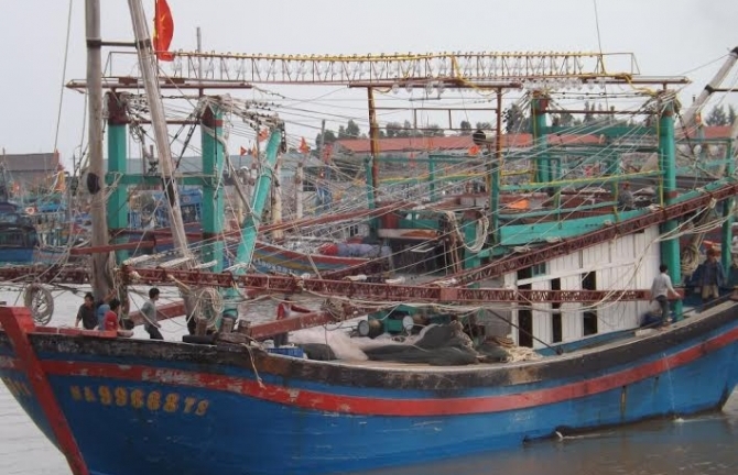 Sóng to gió lớn, 3 ngư dân rơi xuống biển, 1 người tử vong