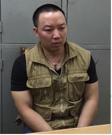 Bắt người đàn ông khống chế bố mẹ, chém cảnh sát