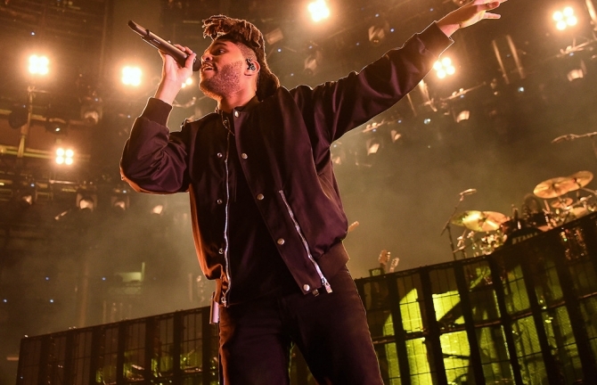 Rihanna, Selena Gomez làm khách mời Victoria's Secret Fashion Show 2015