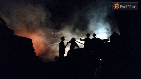 Cháy kho hàng 1000m2, hàng trăm chiến sĩ PCCC đến khống chế ngọn lửa