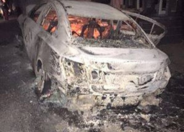 Xôn xao clip xe ô tô đâm vào gốc cây bốc cháy trên đường