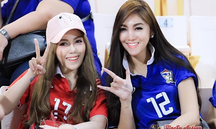 Bạn gái tuyển thủ Thái Lan  "đốt cháy " sân Mỹ Đình
