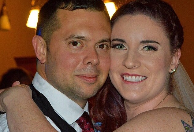 Cô dâu chú rể bỏ dở hôn lễ giải cứu tai nạn gây “sốt”