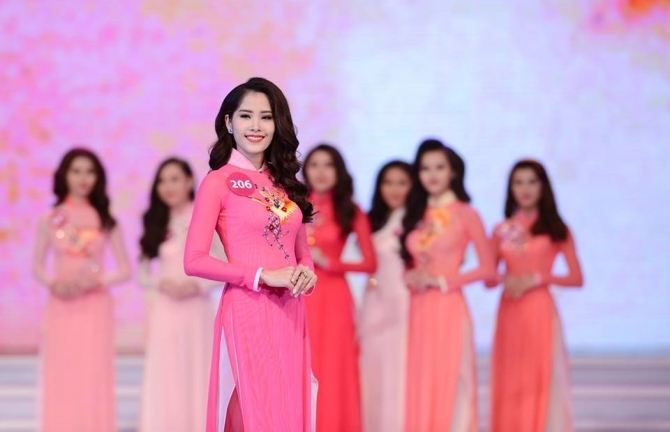 Nam Em lần đầu kể chuyện tại Hoa hậu Hoàn vũ Việt Nam 2015