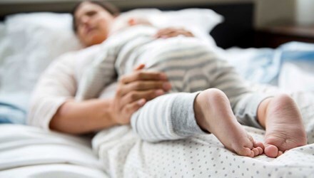 Bé trai sơ sinh chết ngạt do ngủ chung với mẹ