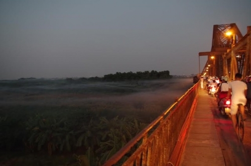 Xôn xao hiện tượng sương khói kỳ thú trên cầu Long Biên