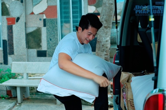 Harry Lu đổ mồ hôi dạy trẻ em mồ côi chơi bóng rổ