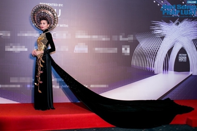 Cận cảnh chiếc áo dài bằng vàng 1,2 tỷ đồng của Thanh Hằng