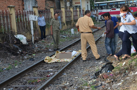 Người dân sống trong sợ hãi, cầu vượt qua đường sắt vẫn chậm trễ